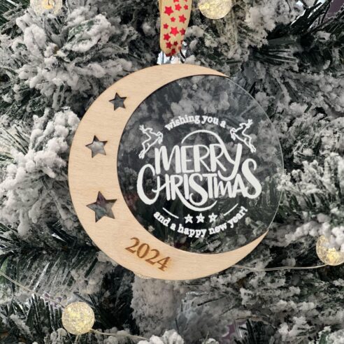Στολίδι φεγγάρι "Merry christmas 20ΧΧ" από πλέξι και ξύλο