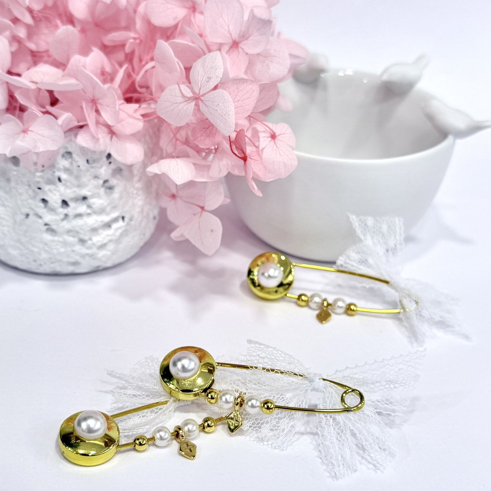 GP.10 Παραμάνα πέρλα με δαντελίτσα και σταυρό 24Κ.