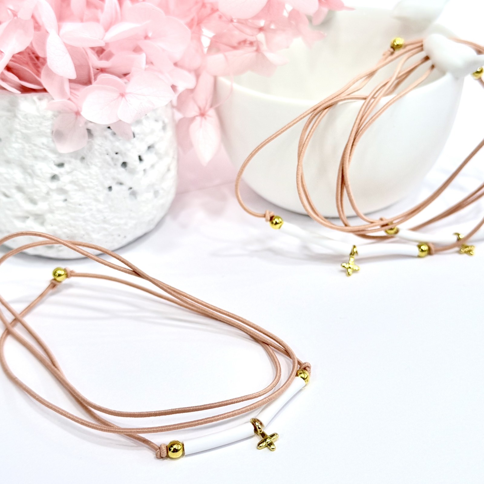 GP.22 Βραχιόλι με ελαστικό κορδόνι και σταυρό 24Κ.