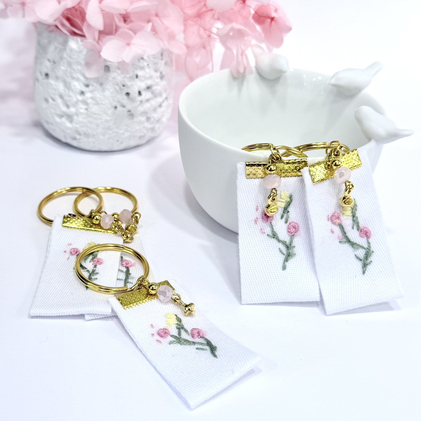 GP.26 Μπρελόκ με χειροποίητο κέντημα και σταυρό 24Κ.