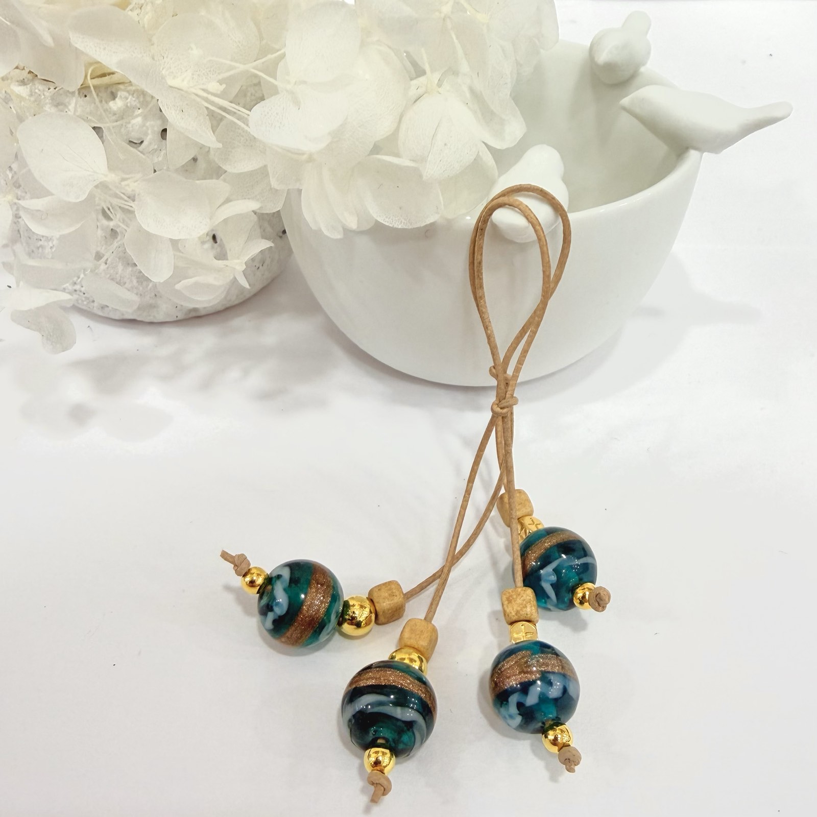 GP.36 Μπεγλέρι με γυαλωμένες χάντρες και κύβο σταυρό 24Κ.