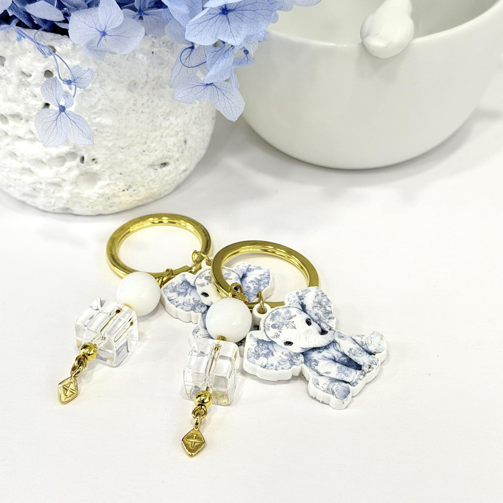 GP.88 Μπρελόκ με πλέξι ελεφαντάκι τύπου Dior και σταυρό 24Κ.